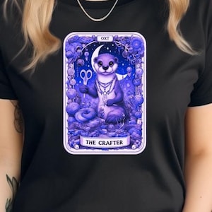 Camiseta con la carta del tarot de Crafter Otter, camiseta con perro de agua astuto, camiseta violeta vibrante para amantes de las manualidades y el arte, camiseta vintage para creadores de suministros