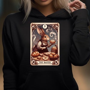 Sudadera con capucha de la carta del tarot de The Baker: conejo horneando pan y pasteles, sudadera con capucha de panadería mística, ropa acogedora de chef de conejito, regalo de masa madre