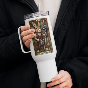 Vaso de viaje con carta del tarot de conejo fotógrafo: taza caliente o fría de 25 oz y 40 oz con asa, tapa y pajita: regalo para amantes de los conejos y entusiastas de las cámaras