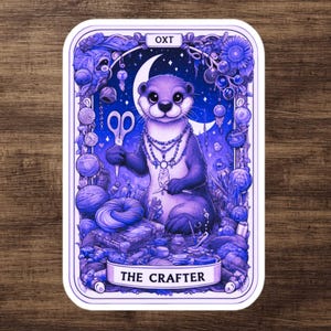 Adesivo de carta de tarô Crafter Otter - Crafty Water Dog em roxo vibrante, amante de arte e artesanato, acumulador de suprimentos vintage