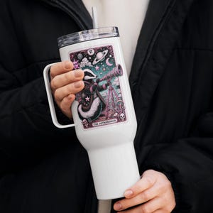 Vaso de viaje con carta del tarot The Astronomer Skunk: taza mística para bebidas frías o calientes de 25 oz y 40 oz con asa, tapa y pajita: regalo para observadores de estrellas