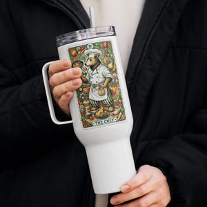 Vaso de cerámica con forma de carta del Tarot del chef – Culinary Bear de 25 o 40 oz para bebidas frías o calientes con asa, tapa y pajita – Regalo para chefs, cocineros y amantes de los osos