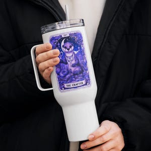 Vaso de cartas del tarot de Crafter – Taza de viaje aislada de 25 y 40 oz con asa, tapa y pajita en forma de nutria de Crafter – Regalo para amantes de las artes y las manualidades
