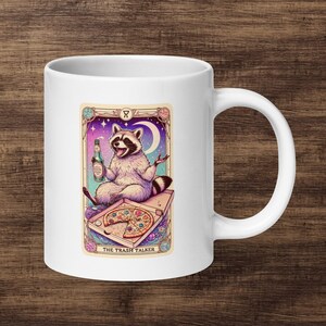 Taza con carta del tarot de Trash Talker – Divertida taza de café con mapache – Regalo para amantes de los chismes – Taza con humor salado para entusiastas de la pizza y la cerveza