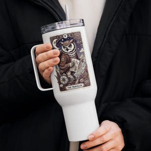 Vaso de viaje con cartas del tarot The Traveler Owl: taza de viaje para bebidas frías y calientes de 25 y 40 oz con asa, tapa y pajita: regalo para nómadas digitales