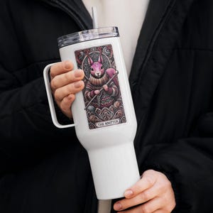 Tazza da viaggio Knitter Tarot Card Tumbler – Cozy Squirrel da 25 o 40 once, calda o fredda, con manico, coperchio e cannuccia – Regalo per gli appassionati di maglieria