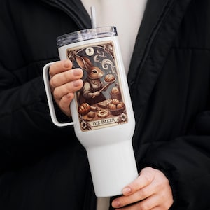 Der Bäcker Hase Tarot Karten Reisebecher - Süße Häschen Tasse 720 ml und 120 ml mit Deckel, Henkel und Strohhalm - Geschenk für Sauerteig Macher