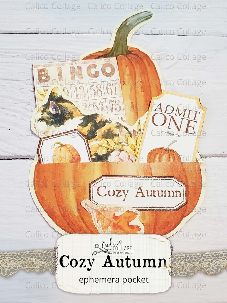 Puede incluir: Un bolsillo de ef&iacute;meras con forma de calabaza con una etiqueta "Cozy Autumn". El bolsillo est&aacute; lleno de ef&iacute;meras de papel con tem&aacute;tica oto&ntilde;al, incluyendo una tarjeta de bingo, un boleto "Admit One" y una ilustraci&oacute;n de un gato.