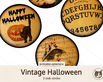 Könnte beinhalten: Satz mit vier 7,6 cm großen, druckbaren runden Halloween-Aufklebern. Die Aufkleber zeigen eine schwarze Katze und einen Kürbis, ein altes Notenblatt, ein altes Ouija-Brett und eine alte Illustration eines Mädchens in einer Hexenmütze.