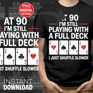 Divertente design digitale di poker per il 90° compleanno, regalo scherzoso con mazzo completo, design di maglietta e tazza "Shuffle Slower", regalo stampabile a forma di giocatore di poker, file PNG