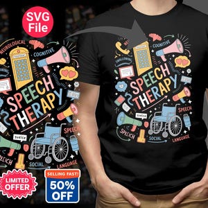 Può includere: T-shirt nero con un design colorato "Speech Therapy". La grafica include una sedia a rotelle, megafoni e testo relativo alla logopedia. La maglietta ha anche testo "SVG File", "Limited Offer" e "50% OFF".