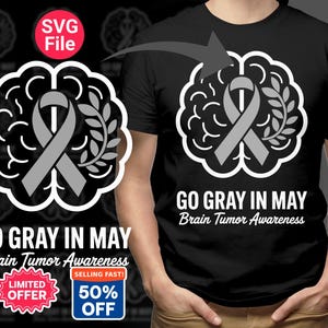 Könnte beinhalten: Schwarzes T-Shirt mit einem grauen Gehirntumor-Awareness-Schleifendesign. Das Design enthält den Text "GO GRAY IN MAY Brain Tumor Awareness". Ein rotes "LIMITED OFFER" und ein blaues "50% OFF"-Abzeichen sind ebenfalls sichtbar.