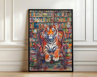 Può includere: Un dipinto ad acquerello di una tigre seduta su una sedia di fronte a una libreria piena di libri colorati. La tigre è arancione e nera con strisce bianche. La sedia è marrone e ha un motivo floreale. La libreria è in legno e ha uno sfondo bianco.