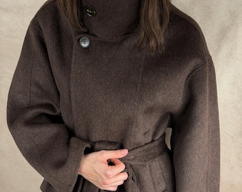 Cappotto elegante in lana con cintura – Giacca midi marrone con collo alto