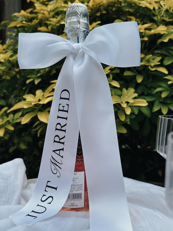 tie ribbon around wine bottle