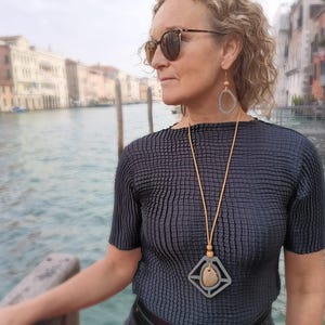 Charmigt 3D-tryckt halsband designat för specifik travertinkristallsten och matchande örhängen med geometrisk design