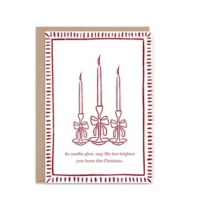 K&ouml;nnte beinhalten: Weihnachtskarte mit braunem Rand und wei&szlig;em Innenraum. Die Karte zeigt eine rote Illustration von drei brennenden Kerzen in verzierten Haltern mit Schleifen. Der Text unten lautet: &bdquo;M&ouml;ge seine Liebe Ihr Zuhause an diesem Weihnachten erhellen.&ldquo;