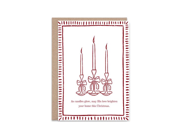 K&ouml;nnte beinhalten: Weihnachtskarte mit braunem Rand und wei&szlig;em Innenraum. Die Karte zeigt eine rote Illustration von drei brennenden Kerzen in verzierten Haltern mit Schleifen. Der Text unten lautet: &bdquo;M&ouml;ge seine Liebe Ihr Zuhause an diesem Weihnachten erhellen.&ldquo;