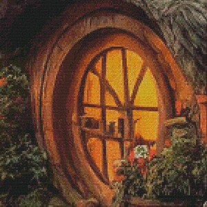 Peut inclure: Une porte ronde en bois avec une fen&ecirc;tre et une lumi&egrave;re qui brille &agrave; travers elle. La porte est encastr&eacute;e dans un mur de pierre avec un toit de chaume. Il y a des plantes vertes devant la porte.