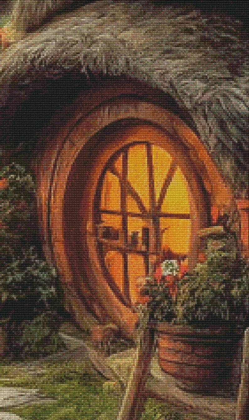 Peut inclure: Une porte ronde en bois avec une fen&ecirc;tre et une lumi&egrave;re qui brille &agrave; travers elle. La porte est encastr&eacute;e dans un mur de pierre avec un toit de chaume. Il y a des plantes vertes devant la porte.