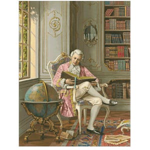 Può includere: Un dipinto di un uomo con una giacca rosa e oro seduto su una sedia e che legge un libro. Si trova in una stanza con un globo terrestre, una libreria e un tappeto.