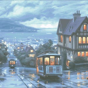 Op de afbeelding: Een vintage-stijl tram reist een heuvel op in een stedelijke omgeving. De tram is wit geschilderd met rode en blauwe accenten. De tram rijdt over een natte, geplaveide straat. De straat is omzoomd met bomen en huizen. De lucht is bewolkt en de scène speelt zich af in de schemering.