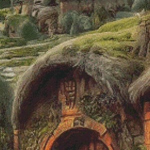 Peut inclure: Un trou de hobbit avec une porte en bois ronde, entour&eacute; d'une v&eacute;g&eacute;tation luxuriante et d'un chemin de pierre. Le trou de hobbit est fait de pierre brune et a un toit de chaume.