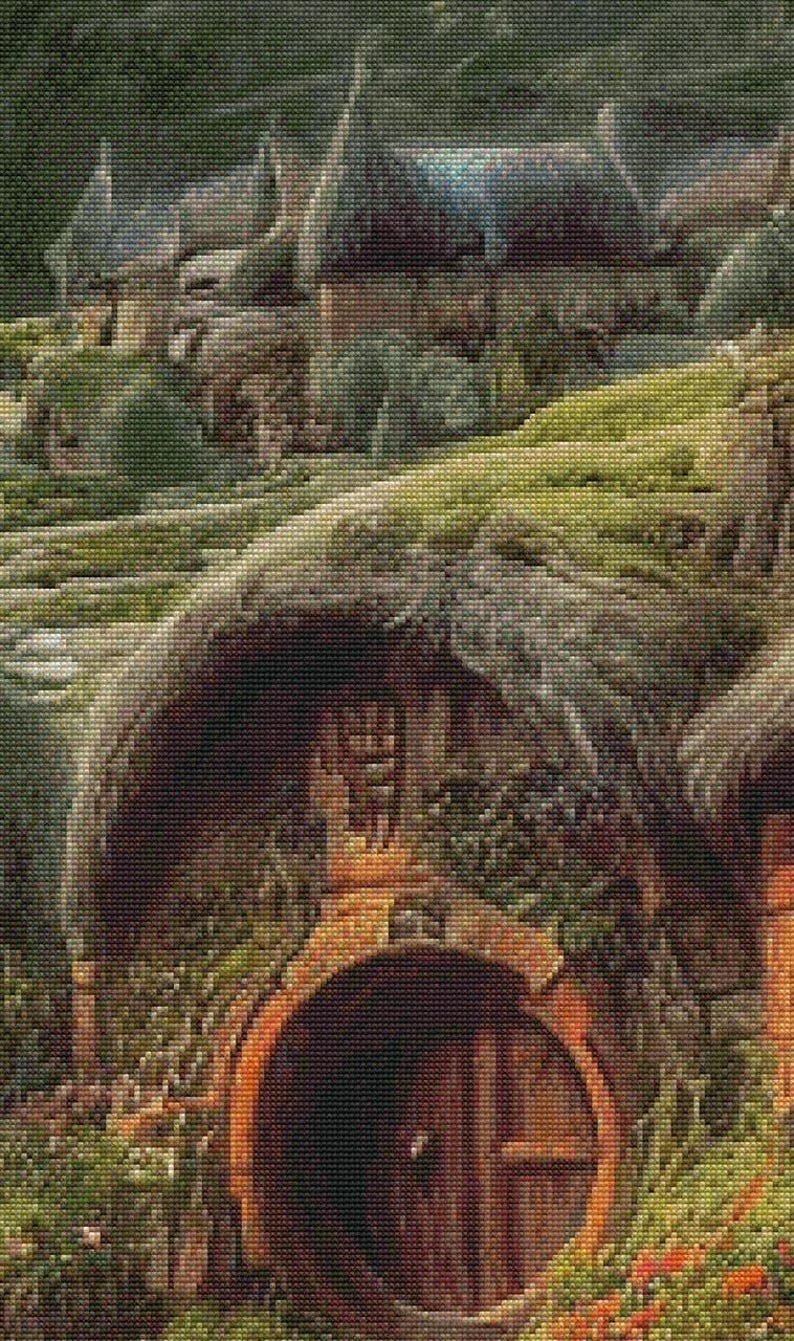 Peut inclure: Un trou de hobbit avec une porte en bois ronde, entour&eacute; d'une v&eacute;g&eacute;tation luxuriante et d'un chemin de pierre. Le trou de hobbit est fait de pierre brune et a un toit de chaume.