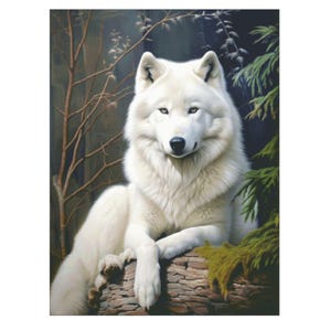 以下が含まれることがあります： 鋭い黄色の目を持ち、風化した丸太の上で休んでいる、雄大な白いオオカミ。オオカミの厚い毛皮は鮮やかな白で、暗い森の背景と対照的です。枝と葉が動物を囲み、穏やかな野生生物のシーンを作り出しています。