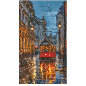 Puede incluir: Una pintura de un tranvía rojo que viaja por una calle mojada de la ciudad por la noche. Los edificios a ambos lados están iluminados con luces cálidas, y la calle refleja las luces y el tranvía. El cielo es azul oscuro.