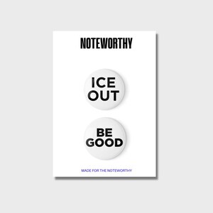 Puede incluir: Una tarjeta blanca con la palabra "NOTEWORTHY" en texto negro en la parte superior. Dos botones redondos blancos debajo, uno con "ICE OUT" y el otro con "BE GOOD" en negro. La parte inferior de la tarjeta dice "MADE FOR THE NOTEWORTHY".