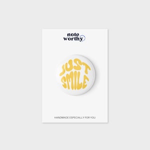Nur Lächeln Pin Button Positivität Geschenk Geburtstagsgeschenk Spaß Geschenk Freundlichkeit Geschenk Positivität Inspirierendes Geschenk Erhebendes Geschenk Smiley Pin