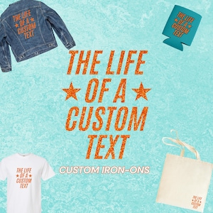 Könnte beinhalten: Eine Auswahl an individualisierbaren Artikeln, darunter eine Jeansjacke, ein weißes T-Shirt, ein türkisfarbener Getränkekühler und eine Tragetasche aus Segeltuch. Jeder Artikel zeigt den Text "THE LIFE OF A CUSTOM TEXT" in Orange. Der Text "CUSTOM IRON-ONS" ist ebenfalls sichtbar.