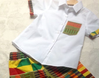 Afrikanische Kente Jungen Outfit aus weiß getrimmten Shirt und Kente Shorts