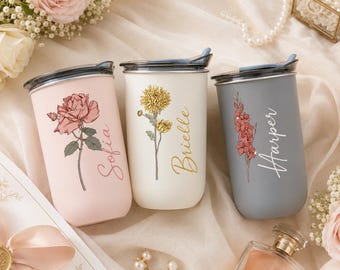 Gepersonaliseerde drinkbeker met bloemenprint, met naam en geboortemaand als thema, ideaal als cadeau voor de bruidsmeisjes, als bedankje voor een vrijgezellenfeest of als welkomstgeschenk voor een bruiloft.