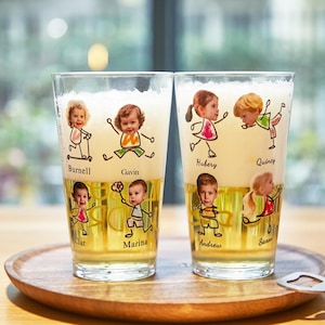 Può includere: Due bicchieri da pinta pieni di birra, ciascuno decorato con illustrazioni di cartoni animati di bambini e i loro nomi. I bicchieri sono su un vassoio di legno, con una bottiglia di birra e un apribottiglie sullo sfondo. La birra ha una schiuma.