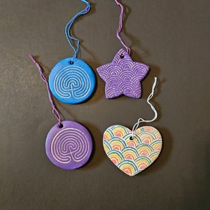 Handgemaakte kleiornamenten