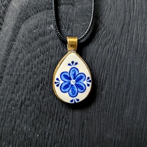 Blue Willow Flower - Vintage China Necklace