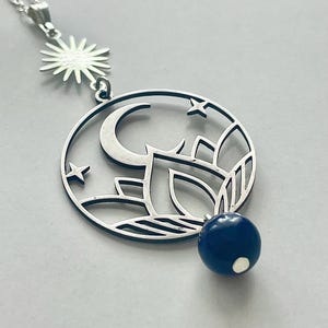 Collar con colgante de flor de loto, luna, estrellas y sol con cuentas de lapislázuli en cadena de plata de ley.