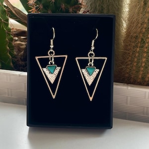 Pendientes colgantes triangulares de plata 925 con turquesa martillada.
