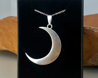 Grande ciondolo a forma di mezzaluna in argento tibetano su collana in acciaio 925 placcato o inossidabile.
