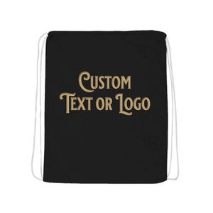 以下が含まれることがあります： 白い紐の付いた黒い巾着袋。袋には金色の文字で「CUSTOM TEXT OR LOGO」と書いてあります。