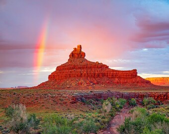 Nascer do sol arco-íris sobre Battleship Rock – Vale dos Deuses, impressão de paisagem do deserto de Utah