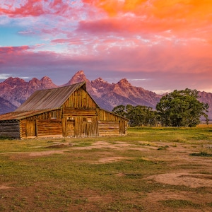 Sunrise Pracht bei John Moulton Barn, Mormon Row, Grand Teton National Park, Wyoming
