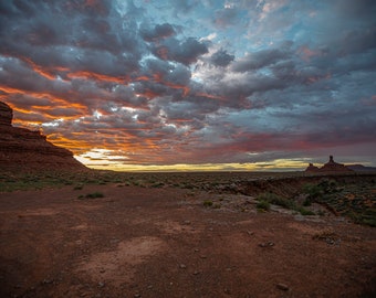 Impressão do nascer do sol no Vale dos Deuses – Paisagem do deserto de rochas vermelhas de Utah