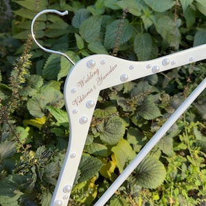 Personalized Wedding Hanger with Pearls – Custom Bridal Hanger with Engraving – Wooden Hanger for Bride’s Dress – Custom Name Hanger for Wed