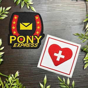 Puede incluir: Un juego de tres tazas de cerámica con un acabado moteado y mate. Las tazas son de color crema, gris claro y gris oscuro. Cada taza tiene un diseño simple y minimalista.