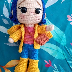 Häkelpuppe Coraline - Mini Coraline, Coraline inspiriert Plüschpuppe, Coraline Plushie, Cartoon Doll häkeln - handgemachte Häkelpuppe