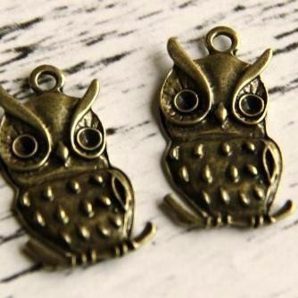 2 pcs Bronzy Owl Pendants/Jewelry supply/ charms