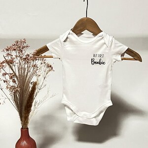 Baby bodysuit with saying &quot;But first Boobie&quot; | Birth gift | Personalized baby clothes | Gender reveal | Baby gift | Baby style | Design